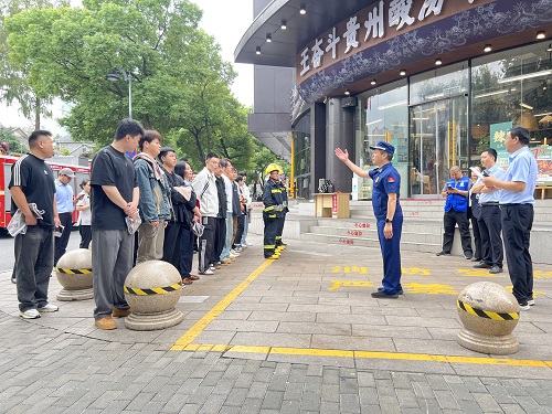 男装大厦举行消防理论知识培训和...