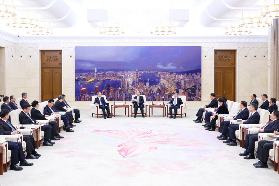 赵乐际看望参加十四届全国人大三...