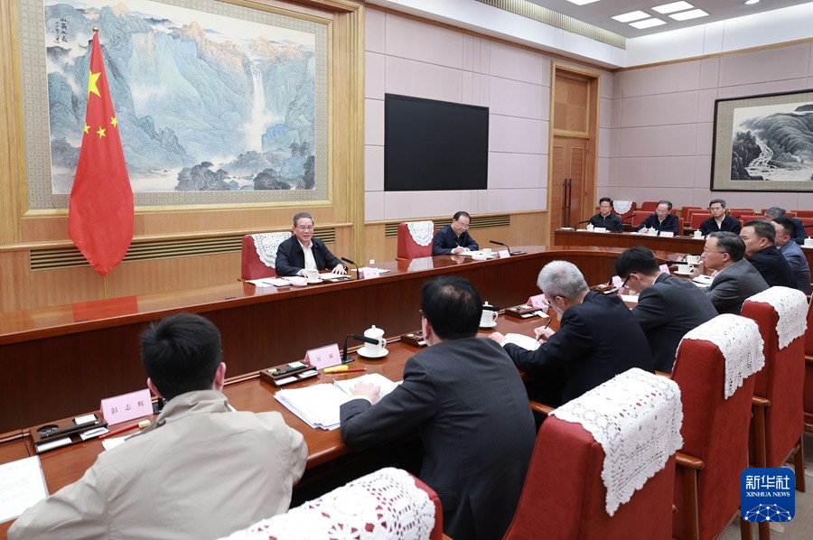 李强主持召开经济形势专家和企业...