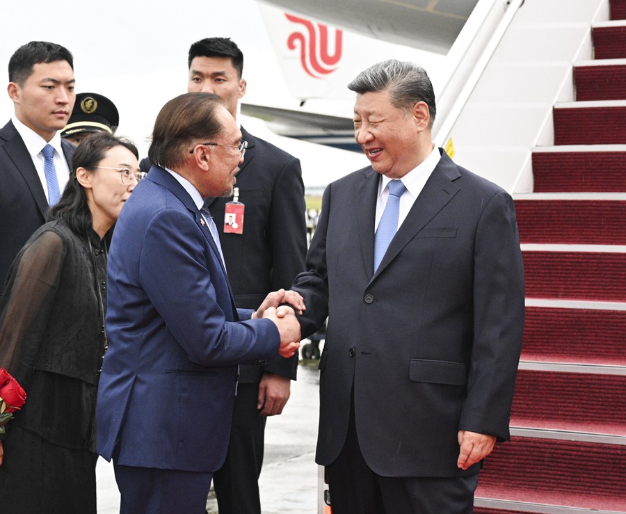 习近平抵达吉隆坡对马来西亚进行...