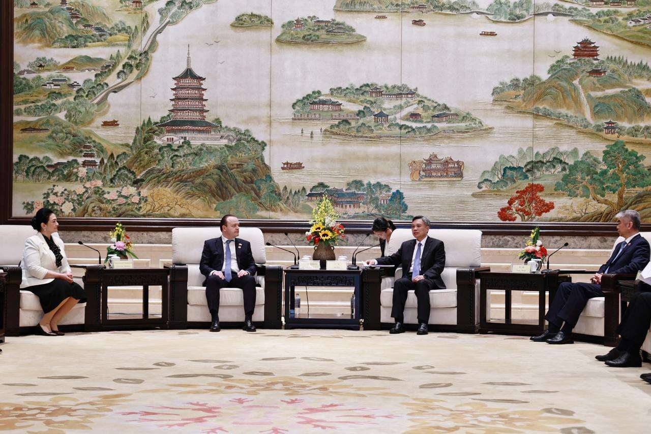 刘捷会见欧亚地区政党干部考察团