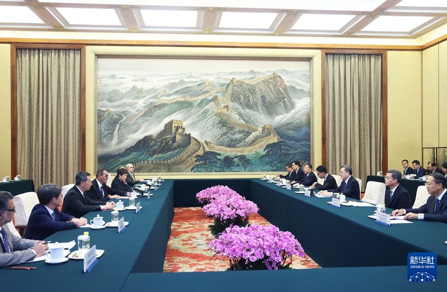 丁薛祥会见亚洲开发银行执行董事...