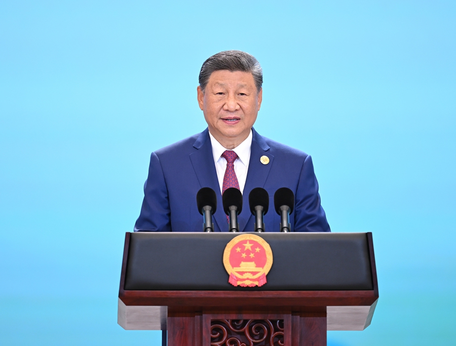 习近平和彭丽媛为出席2025年...